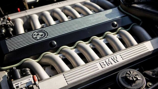 Конец эпохи: BMW построила последний автомобиль с двигателем V12
