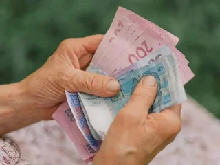 Пенсионер с деньгами в руках