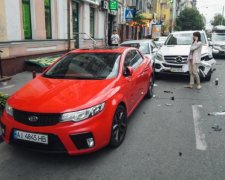 Не герой: у Києві п'яний в мотлох атошник розніс п'ять авто