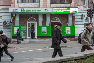 ПриватБанк неожиданно обратился к украинцам с важным заявлением: закрывают счета и карточки