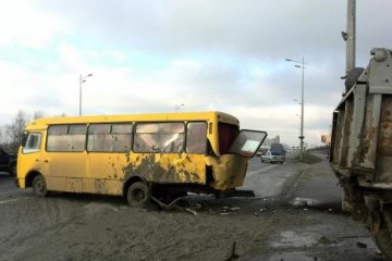 Маршрутка влаштувала місиво під Києвом: фото