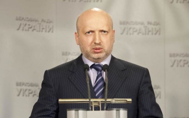 Турчинов поручил проверить "истерику" росСМИ о депутатах в Крыму