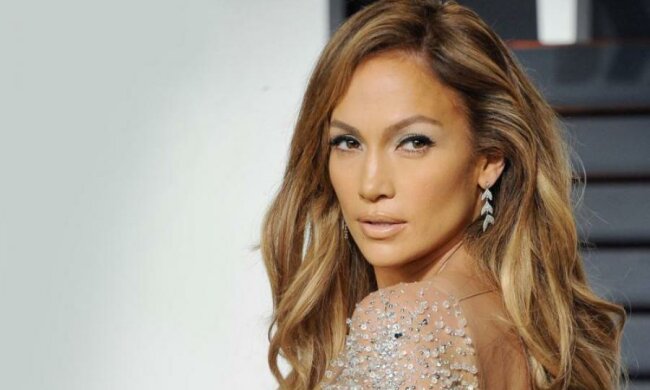 Видно, а їй не соромно: 48-річна Лопес дала фору молодим красуням