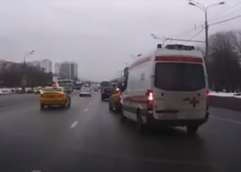 Водитель подрезал машину скорой помощи, скриншот: Youtube
