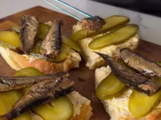 Бутерброди зі шпротами, кадр з відео