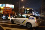 Срочно: пьяный таксист протаранил остановку с людьми в Киеве и пытался сбежать, есть пострадавшие