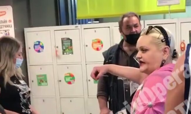 Скандал в супермаркете, кадр из видео
