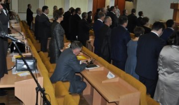 Депутат не встал во время исполнения гимна Украины (фото, видео)
