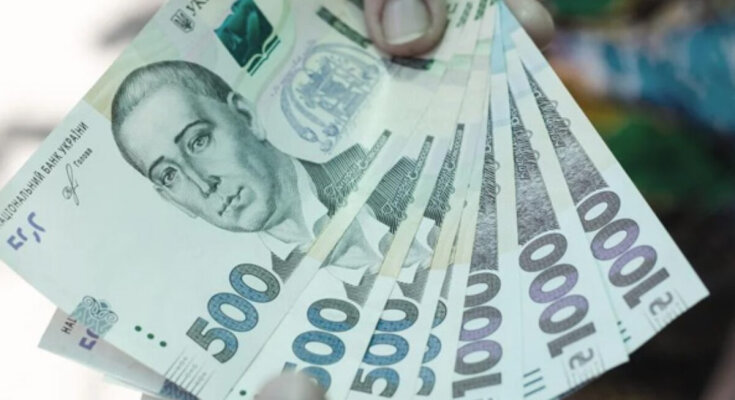 Человеку дают деньги