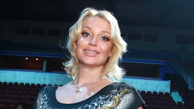 Голая Волочкова подалась в журналисты: репортаж из баньки