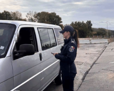 Прикордонниця перевіряє документи у водія на кордоні