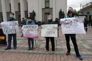 Мітинг під Верховною Радою, фото: Укрінформ