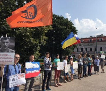 Російські радикали напали на учасників протесту проти війни в Україні