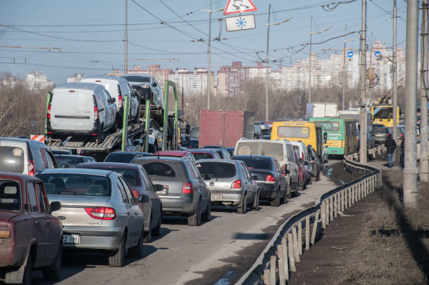Серйозна аварія змусила пів-Києва стояти у заторі