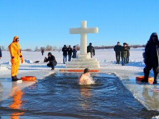 Крещение, фото из свободных источников