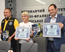 Украинка с "Кобзарем" покорила Арарат и растрогала земляков признанием: "Хотела прославить Франковск"