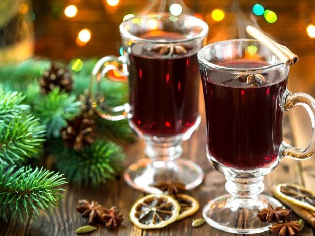 зігрійте себе та своїх близьких: різдвяний глінтвейн з білим вином і апельсинами