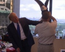 На Трампа під час фотосесії напав орел (відео)