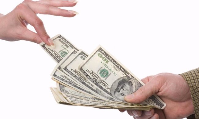 Українці охочіше несуть гроші в банки