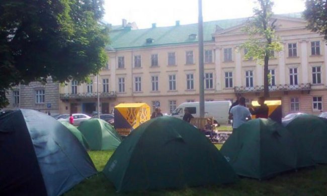 Націоналісти стали табором під стінами Львівської облради