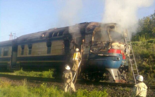 Пасажирський поїзд загорівся прямо на ходу: фото