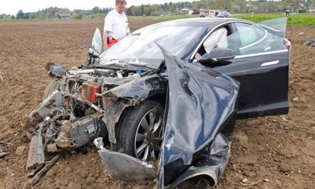 У автопілота Tesla виявили суїциїдальні схильності