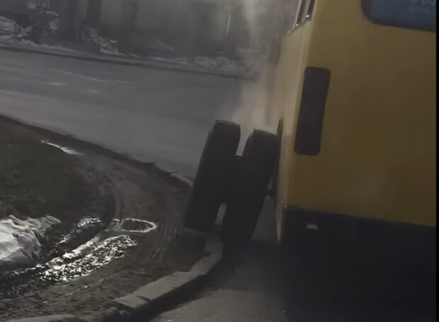В Тернополе в маршрутке отвалилось колесо, кадр из видео: YouTube