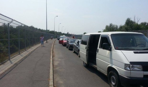 На угорському кордоні автомобільні черги: шукають контрабанду