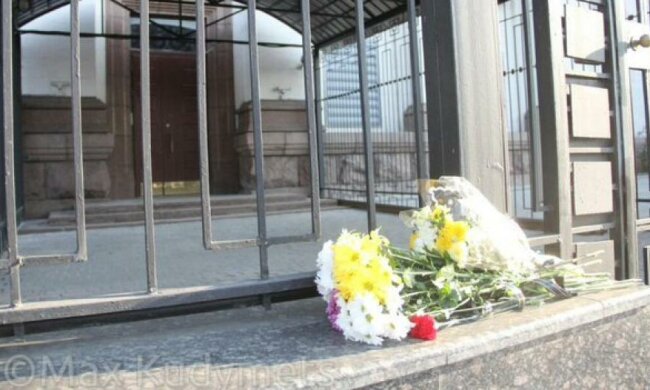 Небайдужі українці несуть квіти до посольства Росії у Києві (фото)