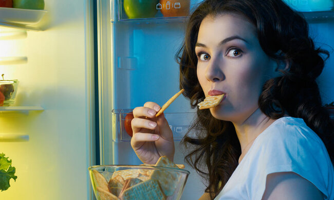 Голод, еда, ест ночью