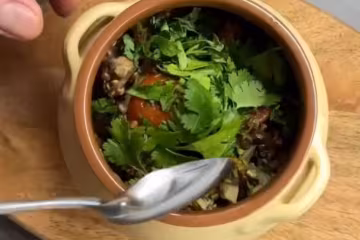 Горшочки с гречкой, кадр из видео