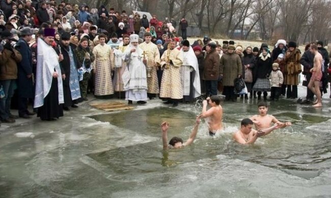 Священники радять відмовитись від купання на Водохрещення