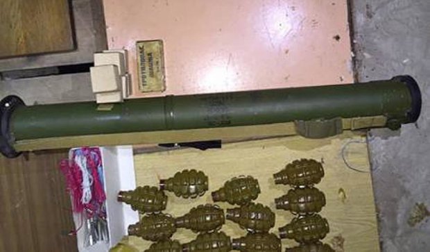 В Киеве мужчина пытался продать целый арсенал оружия (фото)