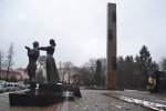 У новий рік без Монументу слави: у Львові донетчани валять памятник радянської епохи