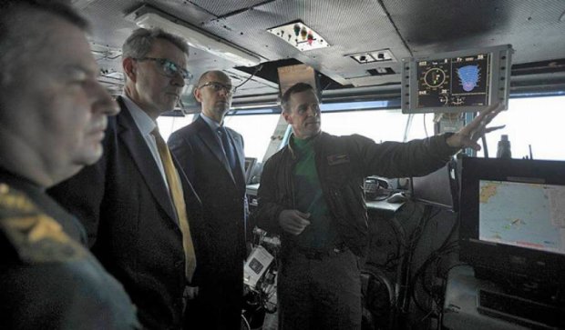 Яценюк посетил атомный авианосец, на котором плавал Брюс Уиллис (фото)