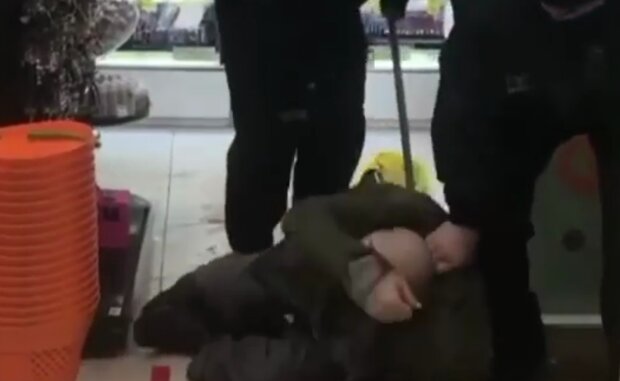 Избиение мужчины охранниками супермаркета, кадр из видео