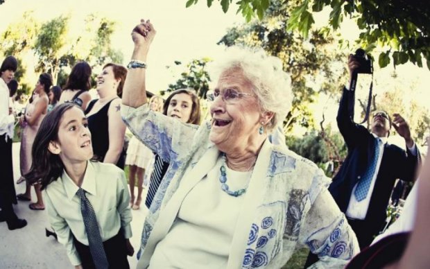 80-річна бабуся показала, як відриватись під головний хіт цього літа