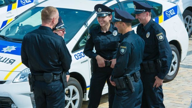 Слідом за лежачими поліцейськими у Києві з'явилися напівлежачі світлофори