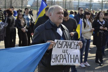 Проукраїнські написи та мертве радіо: на Луганщині назріває щось страшне, прийшов час "почути"