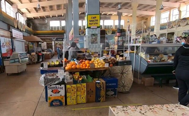 Запорожские продавцы "травят" покупателей нитратными арбузами — цена "кусается", но спрос есть