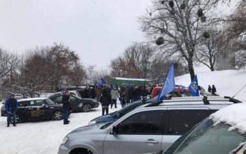 Переламані руки, внутрішні крововиливи: у Києві пікетували автомайданівці                                                             