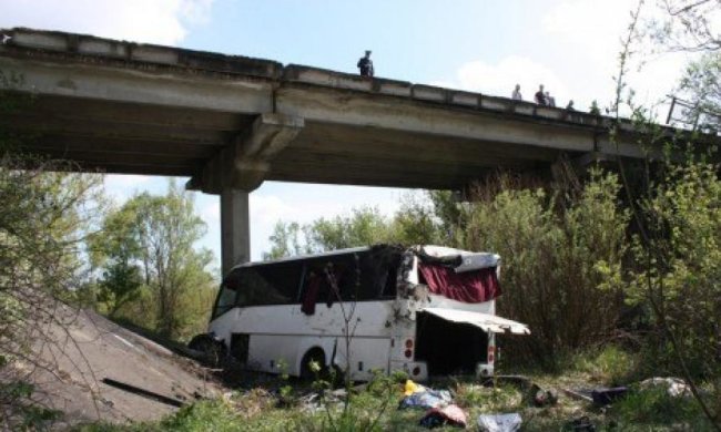 На Кіровоградщині автобус злетів з мосту (фото)