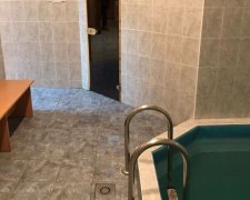 Керівництво вишу влаштувало сауну з басейном поруч з аудиторією (відео)