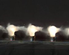 Блогер показал в замедленной съемке, как пуля пробивает лампочки