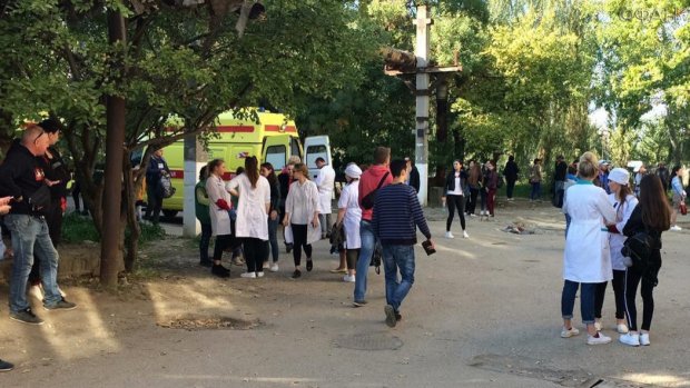 Кров, уламки та дірки від куль: мережу схвилювало нове відео омертвленного коледжу в Керчі