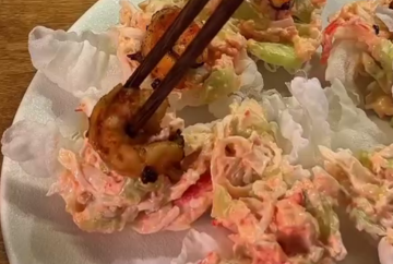 Рулетики с креветками, икрой и огурцом, кадр из видео