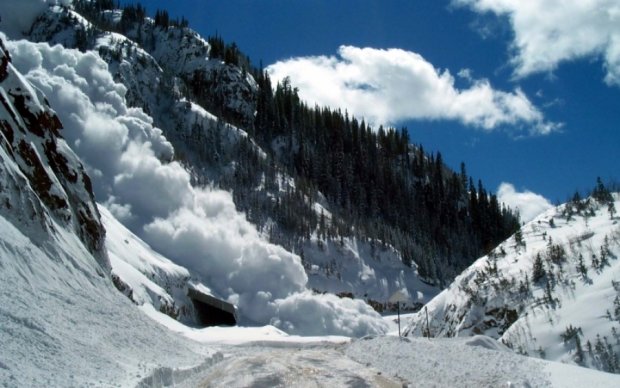 Украинцев предупредили об опасности схода лавин