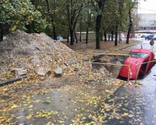 Киевский водитель не заметил трехметровую яму