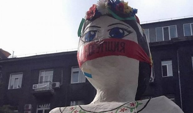 Під НБУ з'явилася лялька "Україна", якій корупція "зав'язала рота" (фото)