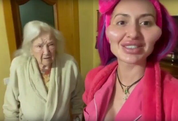 Анастасія Покрищук з бабусею, скрін з відео